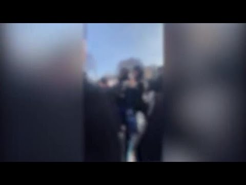 Pestaggio fuori da scuola, il video a Modena: «Erano in quindici contro uno»