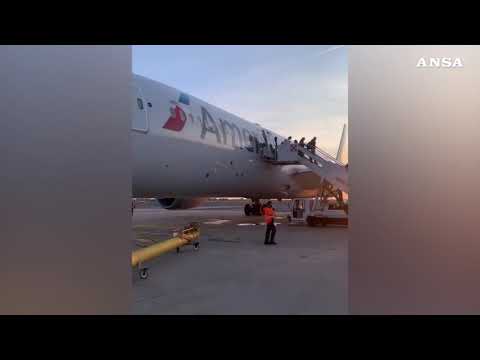 Aereo atterrato a Fiumicino per allarme bomba, passeggeri evacuati