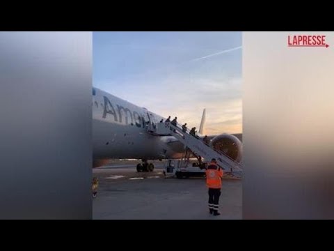 Volo New York-Delhi deviato a Fiumicino per un allarme bomba: i passeggeri scendono dal velivolo