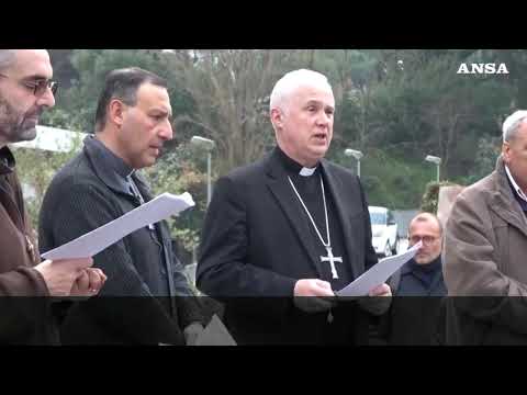 Papa ricoverato, anche oggi fedeli in preghiera davanti al Gemelli
