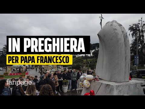 Papa Francesco, fedeli in preghiera al Gemelli: “Essere qui è il minimo per il bene che ha fatto”
