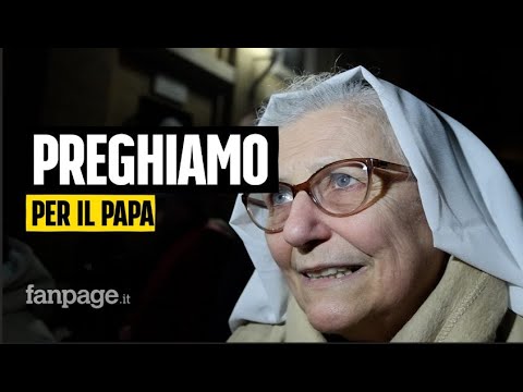 Fedeli in piazza San Pietro recitano il rosario per Papa Francesco: “Lo aspettiamo qui tra noi”