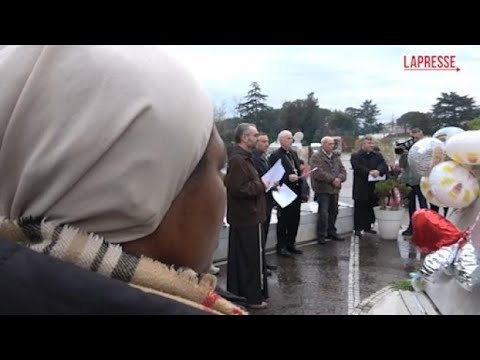 I fedeli davanti al Gemelli per la recita del Rosario: in preghiera per Papa Francesco