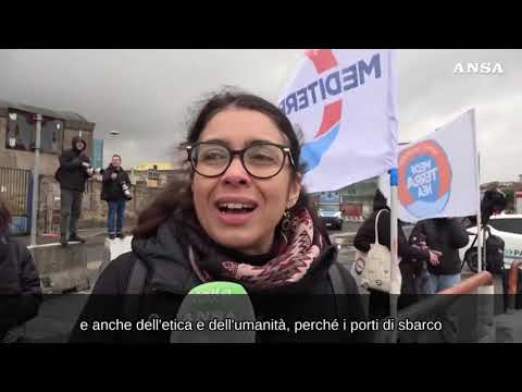 Napoli, lo sbarco di 41 migranti dalla Libia salvati nel Mediterraneo