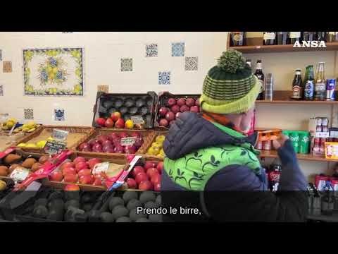 Bergamo, fruttivendolo picchiato e rapinato: “Ora sto bene, a parte l’occhio gonfio”