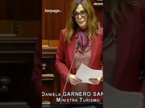 Santanchè alla Camera si difende dalla sfiducia, tira in mezzo la sua collezione di borse: “voi comb