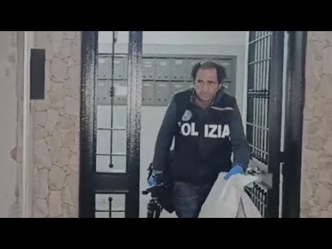 Acerra, Giulia sbranata da un pitbull: i reperti portati via dalla polizia scientifica