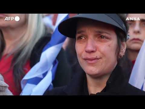 In Israele folla in strada per funerali di bimbi e mamma Bibas