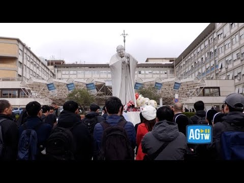 La preghiera dei religiosi vietnamiti per Papa Francesco al Gemelli