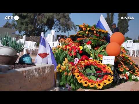 Israele, la tomba di Shiri Bibas e dei suoi due figli Ariel e Kfir