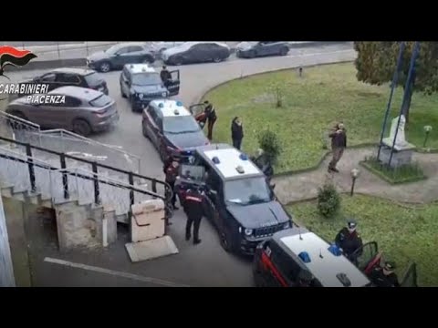 Piacenza, adescavano le vittime su siti di incontri per poi rapinarle: arrestati tre giovani