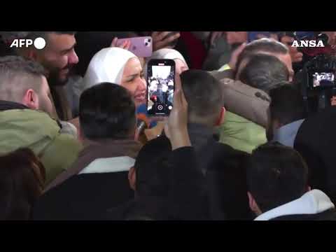Folla accoglie a Ramallah il bus con i prigionieri palestinesi liberati