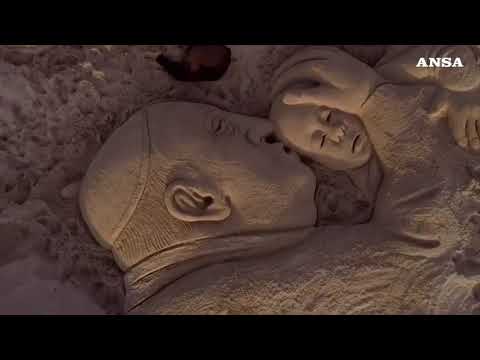 Una preghiera per Papa Francesco in una scultura di sabbia