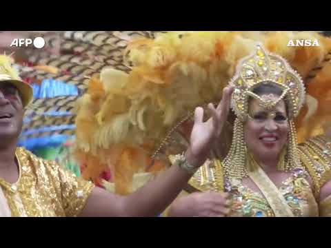 Carnevale di Rio, pazienti psichiatrici animano una delle tante sfilate