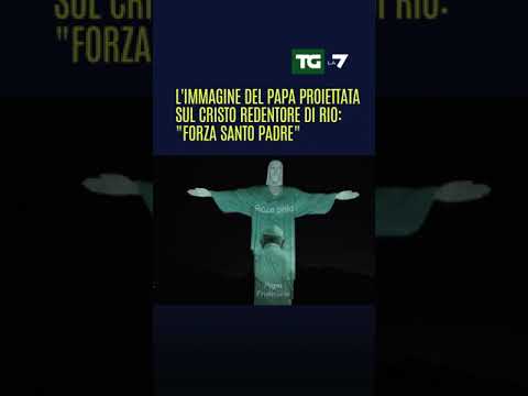 L’immagine del #papa proiettata sul Cristo Redentore di Rio: “Forza Santo Padre”