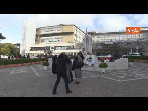 Prosegue il ricovero di Papa Francesco: fiori, lumini e biglietti nel piazzale del Gemelli