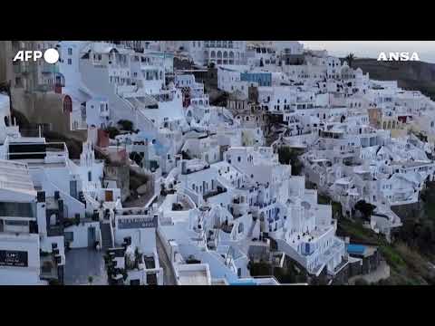 Sciame sismico a Santorini, quasi 9mila persone lasciano l’isola