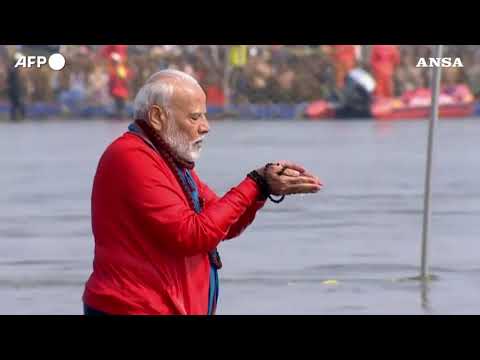 Il premier indiano Modi a Prayagraj per il rituale del festival indu’