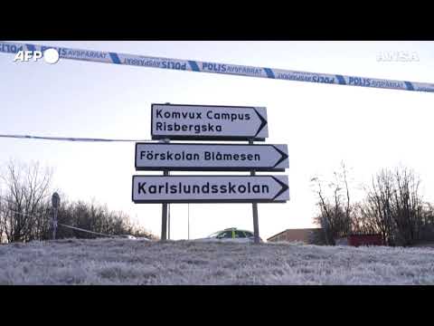 Svezia, fiori e candele fuori dalla scuola a due giorni dalla strage