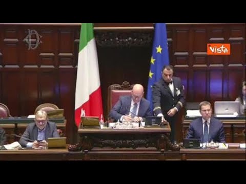 Caso Almasri, Conte a Meloni: “Lo so che ci sta guardando nascosta dietro a un computer”