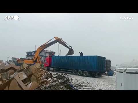 Marea nera in Russia, continua la bonifica della spiaggia
