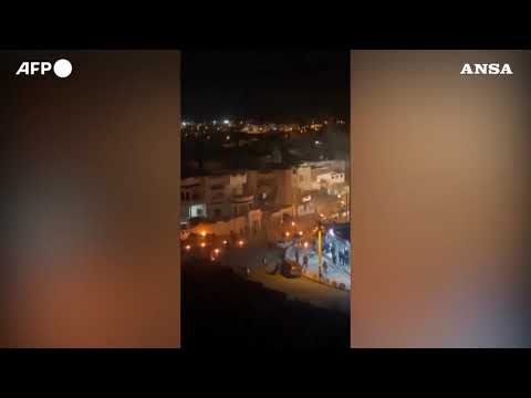 Tunisia: un giovane tenta di darsi fuoco, scoppiano scontri con la polizia