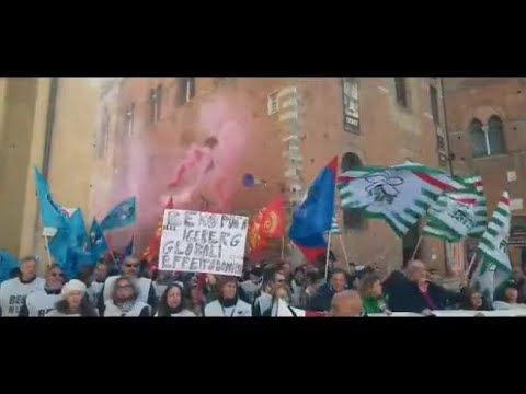 Siena, in 300 tornano in piazza per la Beko