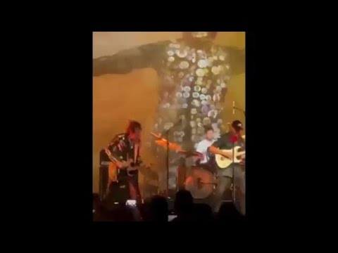 Thomas Raggi (dei Maneskin) suona allo show di Tom Morello in California