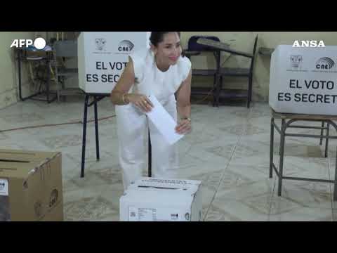 Elezioni in Ecuador, il presidente uscente e candidato Noboa vota a Olon