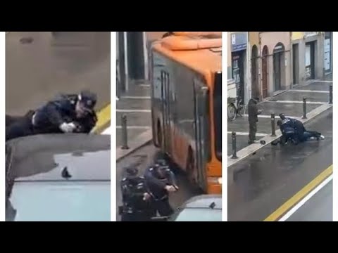 Il video dei due vigili investiti a Parma da un’auto fuggita a un posto di blocco