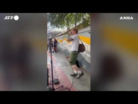 Ed Sheeran si esibisce in strada in India ma la polizia lo blocca