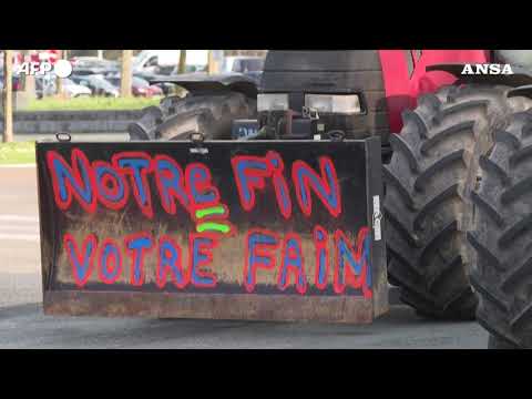 Protesta trattori, agricoltori in presidio in Francia