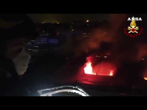 Fiamme all’Inalca di Reggio Emilia, i vigili al lavoro nello stabilimento
