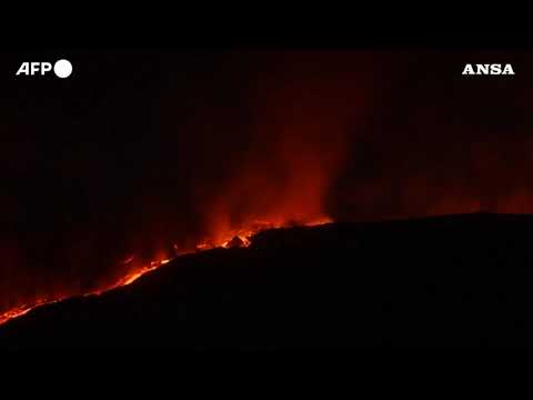 Sull’Etna lo spettacolo di una colata lavica notturna