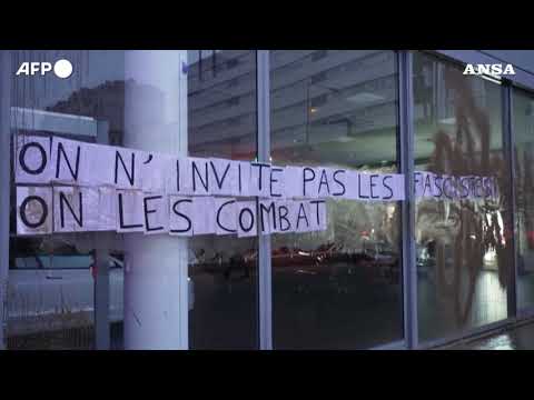 Parigi, blitz ecologista alla Tesla contro l’invito di Musk al summit sull’Ia