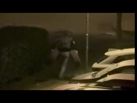 Bologna, il video dei ladri in fuga con le ruote dell’auto appena rubate