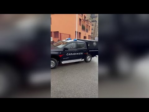 Milano, i carabinieri della Scientifica a casa di Pablo Gonzales per gli esami con il luminol