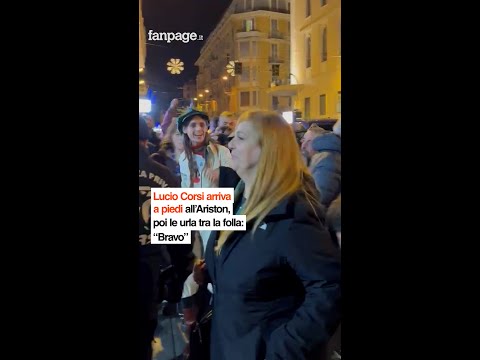 Lucio Corsi arriva a piedi all’Ariston, poi le urla tra la folla: «Bravo»
