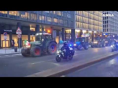 Corteo degli agricoltori, i trattori lasciano Milano