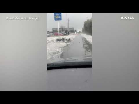 Violenta grandinata nei paesi dell’Etna, un torrente in piena