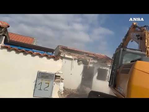Demolite 70 case abusive sul litorale di Castel Volturno