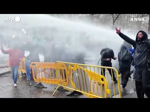 Bruxelles, protesta contro le nuove riforme sociali del governo