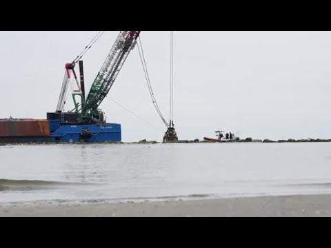 Cesenatico, il video del recupero del Calimero: il peschereccio affondato per il maltempo