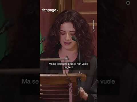 “Via la camicia nera, dovrebbero farlo in molti”, il gesto della studentessa all’apertura dell’anno