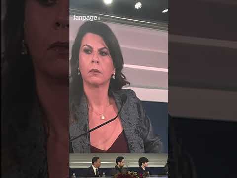 “Mandi un bacio a Giorgia Meloni?” Geppi Cucciare risponde durante la conferenza stampa di Sanremo