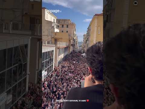 Sanremo 2025, Achille Lauro si affaccia alla finestra e canta ‘Incoscienti giovani’