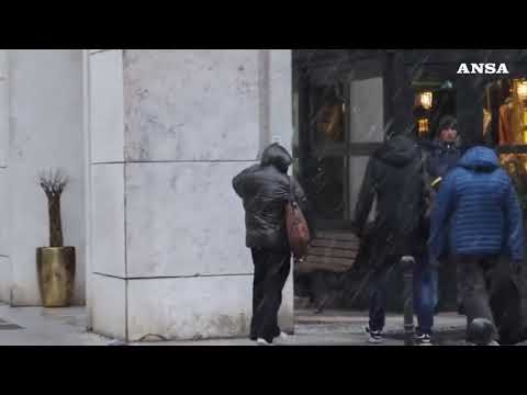 A Milano vento, pioggia e strade imbiancate dalla grandine