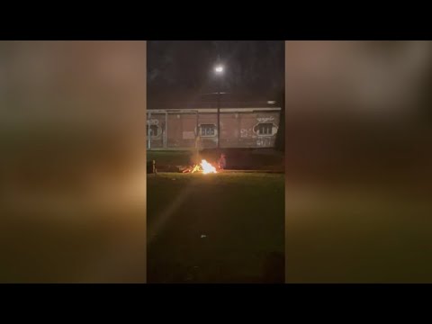 Torino, i clochard e il falò in centro per scaldarsi 