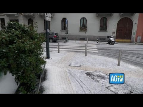 Grandinata improvvisa a Milano: strade imbiancate come dopo una nevicata
