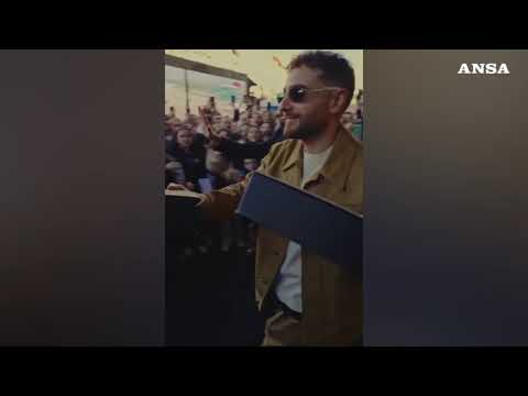 Sanremo, Rocco Hunt consegna il “pacco da giu'” per strada ai fan